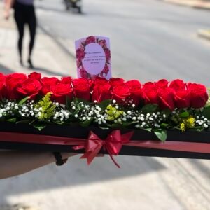 Caja Rectangular de Rosas Rojas "Pasión Infinita"